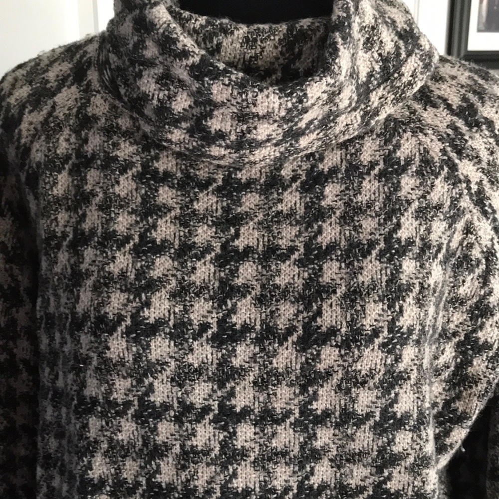 Gorgeous sweater black and beige